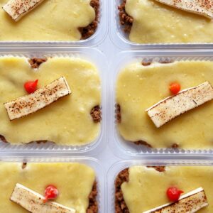 Escondidinho de carne (130g), purê de aipim com coalho maçaricado (220g) – prato sem glúten
