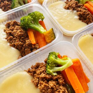 Carne moída (120g), purê de aipim (150g), legumes da estação (80g) – prato sem glúten/lactose