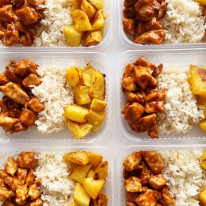 Frango ao barbecue (120g), batata rústica (80g), arroz (100g) – prato sem glúten/lactose