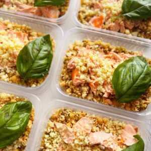 APENAS 24H NO VALOR DO KIT🤩🙌🏼Salada de couscous marroquino com grãos ao pesto de tomate seco, salmão, mussarela e manjericão gigante (300g)