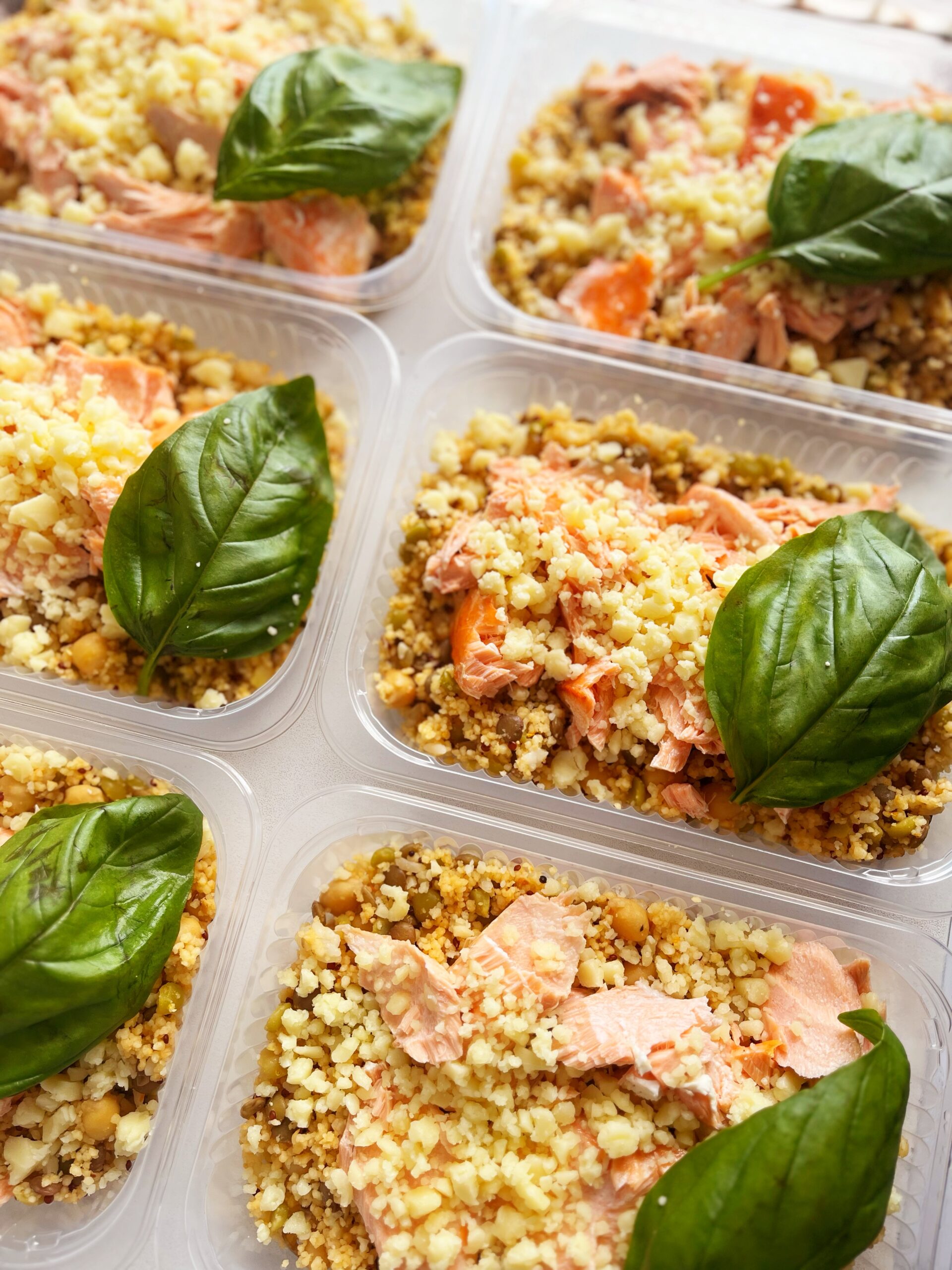 APENAS 24H NO VALOR DO KITđ€©đđŒSalada de couscous marroquino com grĂŁos ao pesto de tomate seco, salmĂŁo, mussarela e manjericĂŁo gigante (300g)