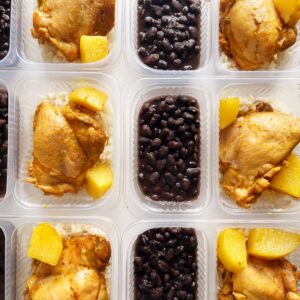 Sobrecoxa cozida com batatinha (mín. 160g), feijão preto (140g), arroz (70g) – prato sem glúten/lactose