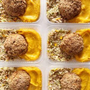 Quibe funcional de carne e quinoa (130g), purê de banana da terra (150g), arroz funcional (80g) – prato sem lactose