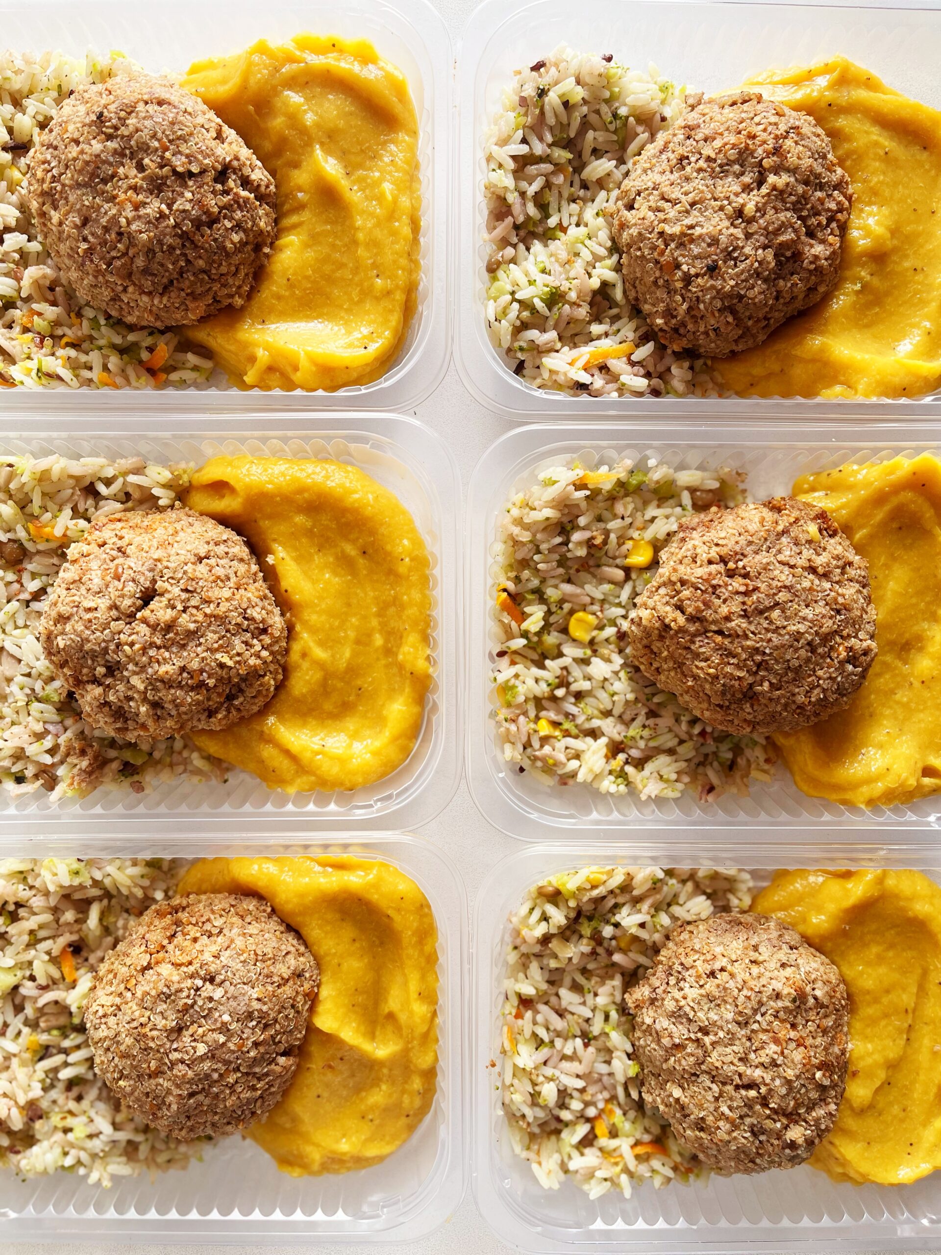 Quibe funcional de carne e quinoa (130g), purê de banana da terra (150g), arroz funcional (80g) - prato sem lactose