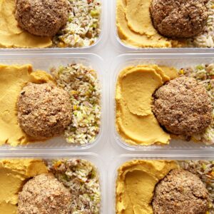 RICO EM PROTEÍNA! Quibe funcional de carne e quinoa (130g), purê de grão de bico (150g), arroz funcional (80g) – prato sem lactose