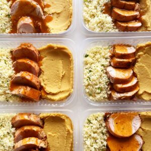 Filé suíno (120g), couscous marroquino (80g), purê de grão de bico (140g) – prato sem lactose