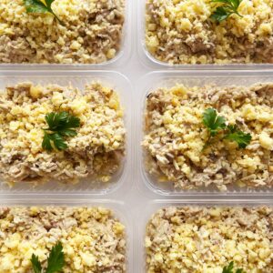 Arroz de forno com sobrecoxa em lascas, azeitonas, brócolis, milho, cenoura, mussarela, provolone e parmesão – prato sem glúten (350g)