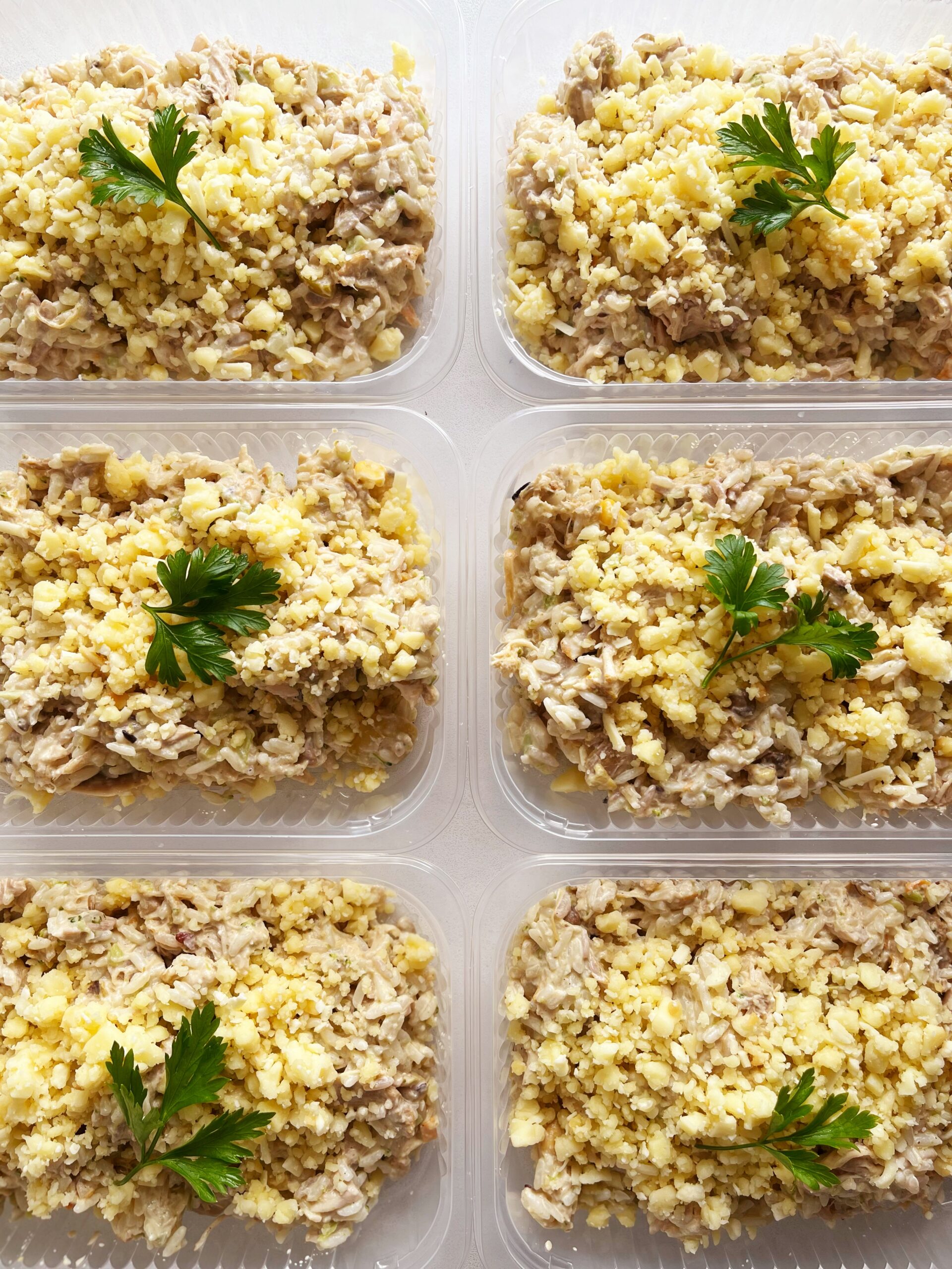 Arroz de forno com sobrecoxa em lascas, azeitonas, brócolis, milho, cenoura, mussarela, provolone e parmesão - prato sem glúten (350g)
