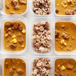 Strogonoff fit de carne com palmito (200g), arroz sete grãos (120g) – prato sem glúten