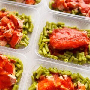 24H NO VALOR DO KIT! ‼️😱 Salmão ao molho artesanal de tomate (130g), mini rigatoni ao pesto artesanal (170g) – prato sem glúten