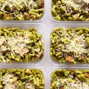 Massa ao pesto com filé de frango grelhado e parmesão – prato sem glúten (300g)