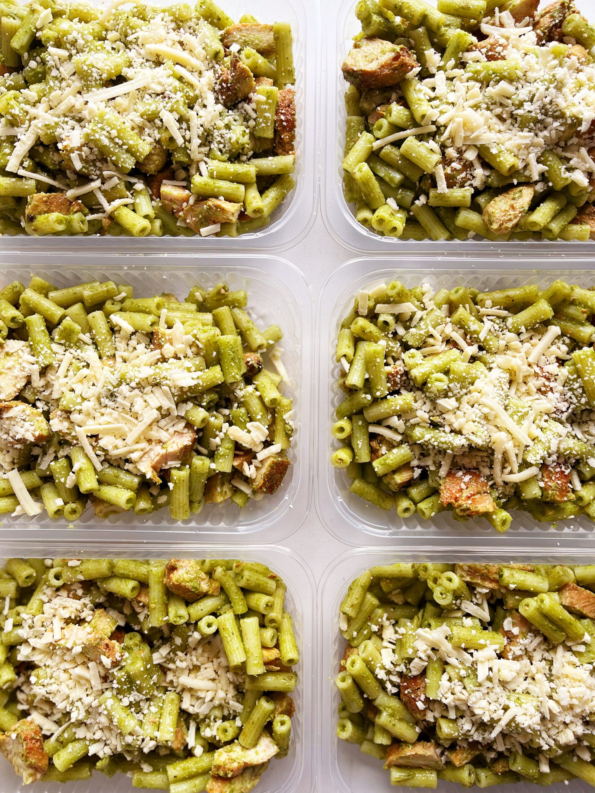 Massa ao pesto com filé de frango grelhado e parmesão - prato sem glúten (300g)