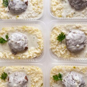 Polpetone de carne ao molho gorgonzola (120g), risoto de alho poró (230g) – prato sem glúten