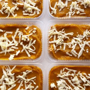 Escondidinho de frango cremoso (130g), purê de batata doce laranja orgânica e queijo minas (220g) – prato sem glúten