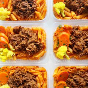 Carne de panela desfiando (150g), couve-flor e cenoura (30g), macarrão (170g) – prato sem glúten/lactose