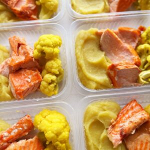 APENAS 24H NO VALOR DO KIT 🗣️⚠️Salmão ao forno (90g), couve-flor (70g), purê de mandioquinha (150g) – prato sem glúten/lactose