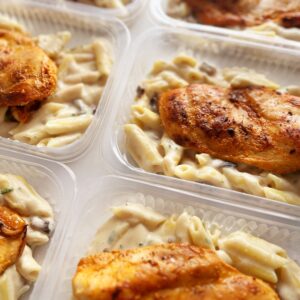 Filé de frango grelhado (100g), massa sem glúten ao molho de cogumelos (250g)