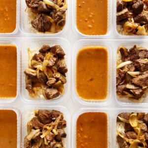 Carne do sol de alcatra acebolada (100g), feijão carioca (150g), arroz (100g) – prato sem glúten/lactose
