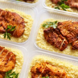 Frango grelhado (100g), risoto de limão siciliano (250g) – prato sem glúten