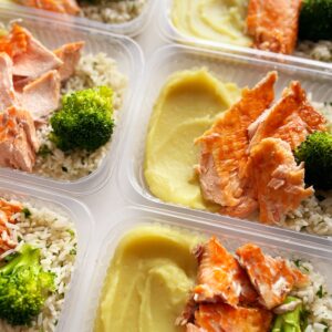 APENAS 24H NO VALOR DO KIT 😱🎉Salmão assado (90g), purê de batata doce (150g), arroz e brócolis (110g) – prato sem glúten/lactose
