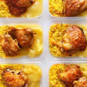 Sobrecoxa assada (mín. 130g), cuscuz com cenoura e bacon (70g), aipim rústico (150g) – prato sem glúten/lactose