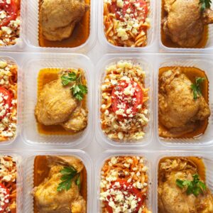 Sobrecoxa ensopada (mín 165g), macarrão sem glúten com tomate fresco e mussarela (180g)