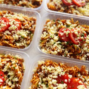 Macarronada de domingo: massa sem glúten, carne magra moída, tomates frescos, queijo mussarela e salsinha (350g)