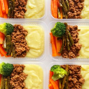 Carne moída (120g), purê de raízes (150g), legumes da estação (80g) – prato sem glúten/lactose