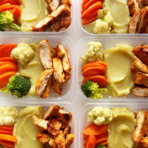 Filé de frango grelhado (100g), purê de batata doce (150g), legumes da estação (80g) – prato sem glúten/lactose