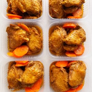 Porção: 2 unds de sobrecoxa cozida com cenouras – 170g