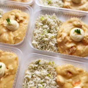 Frango ao creme de aipim com Catupiry®️ (220g), arroz com brócolis (130g) – prato sem glúten