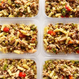 Selecionar 24H NO VALOR DO KIT🗣️⚠️Pasta Salad: mini rigatoni sem glúten, salmão, brócolis, lentilha, ervilha, tomate-cereja, cebola roxa e abobrinha – prato sem glúten/lactose (300g)