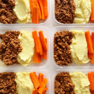 Carne moída (120g), purê de batatas (150g), cenouras (60g) – prato sem glúten