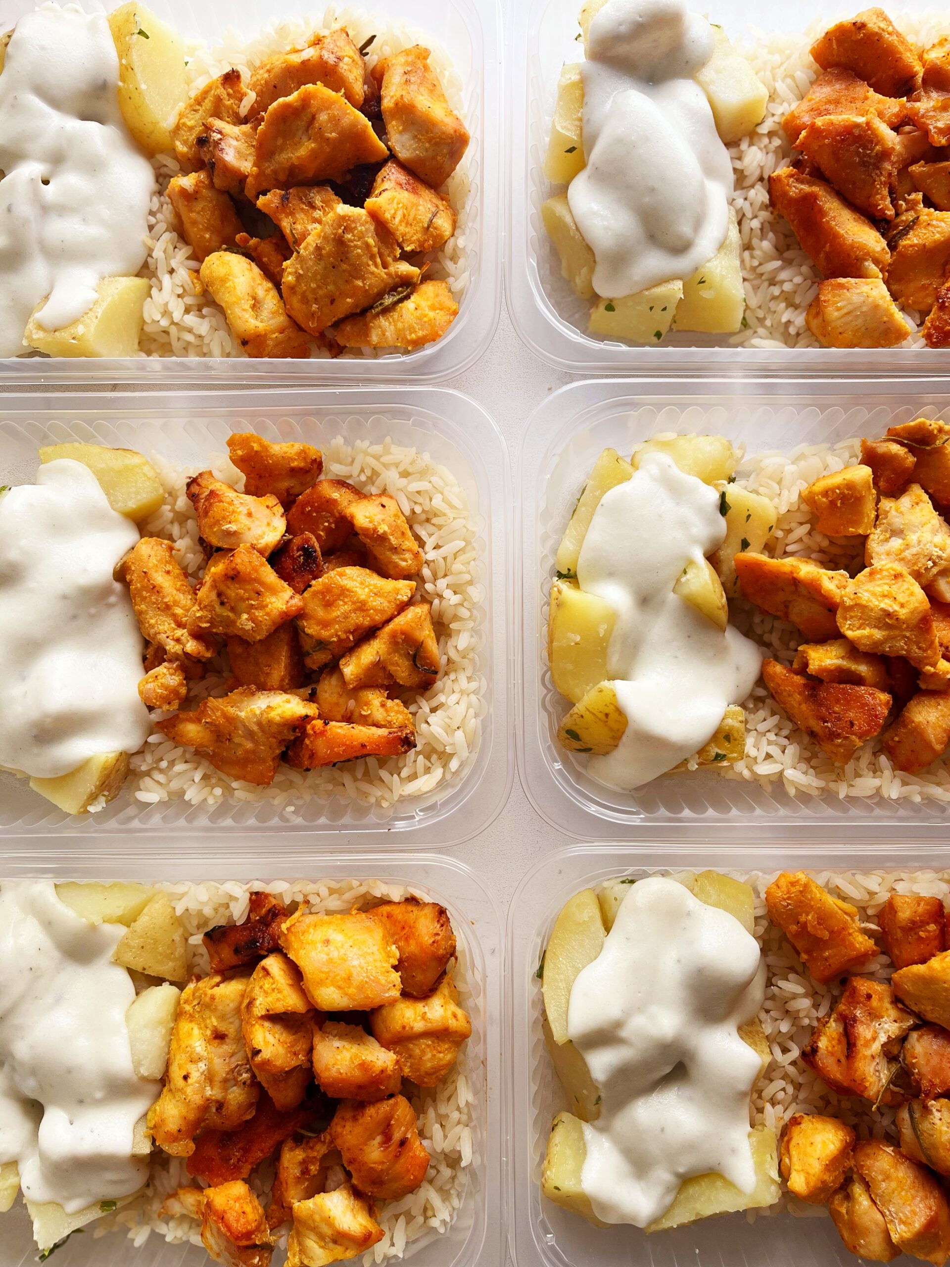 Filé de frango assado (110g), batata ao molho gorgonzola (130g), arroz branco (80g) - prato sem glúten