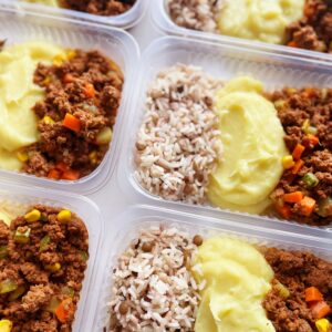 Picadinho de legumes com carne moída (130g), purê de raízes (150g), arroz multigrãos (70g) – prato sem glúten