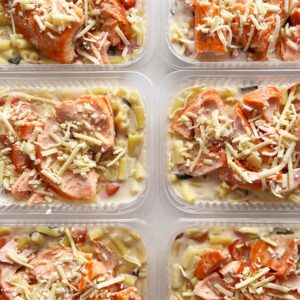 VALOR DO KIT NO FDS 🤩🎉Mini rigatoni caprese (250g) com salmão assado e parmesão (100g) – prato sem glúten