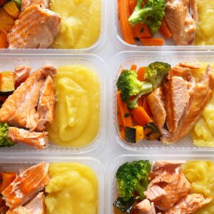 APENAS 24H NO VALOR DO KIT🎉🗣️Salmão ao forno (90g), purê de mandioquinha (150g), legumes da estação (80g) – prato sem glúten/lactose