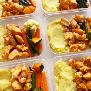 Filé de frango assado (100g), purê de batata doce (150g), legumes (80g) – prato sem glúten/lactose