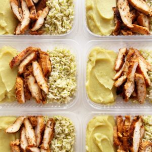 Filé de frango grelhado (100g), purê de batata doce (150g), arroz com brócolis (80g) – prato sem glúten/lactose