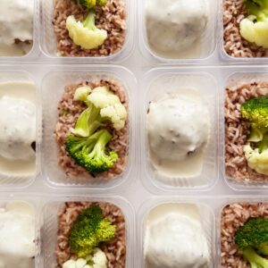 Polpetone de carne ao molho gorgonzola (150g), arroz sete grãos com brócolis e couve-flor (150g) – prato sem glúten