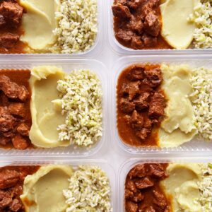 Carne de panela (130g), arroz com brócolis (80g), purê de batata doce (140g) – prato sem glúten/lactose