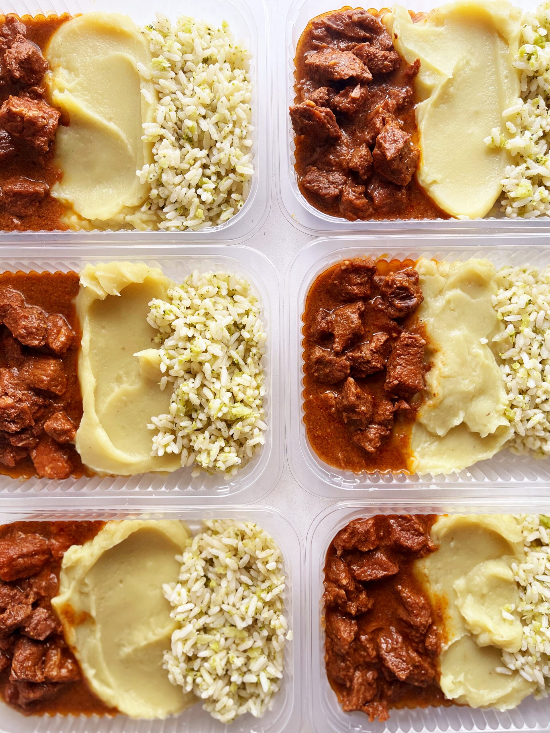Carne de panela (130g), arroz com brócolis (80g), purê de batata doce (140g) - prato sem glúten/lactose