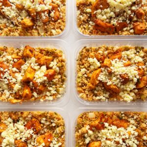 Salada de couscous marroquino com grãos, palmito, pesto de tomate seco, filé de frango e mussarela – 300g