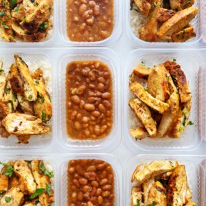 Filé de frango grelhado (100g), feijão carioca (150g), arroz (100g) – prato sem glúten/lactose