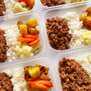 Carne moída (120g), couve-flor, batata rústica e cenoura (100g), arroz (80g) – prato sem glúten/lactose