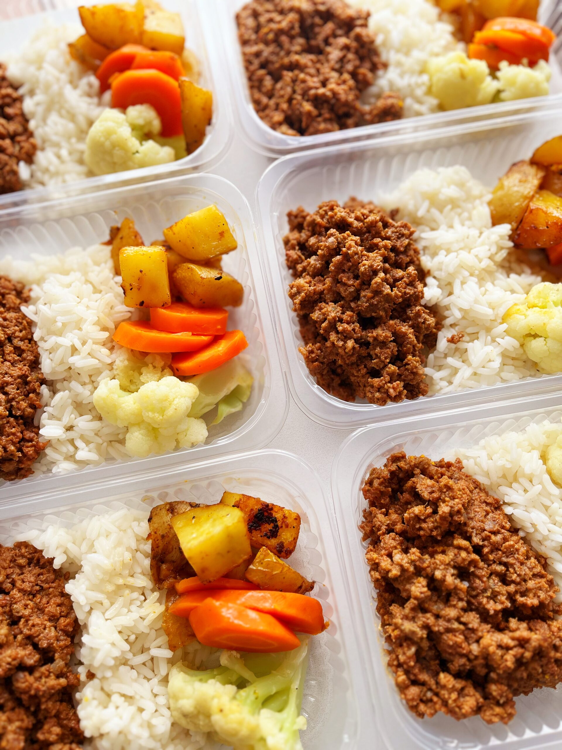Carne moída (120g), couve-flor, batata rústica e cenoura (100g), arroz (80g) - prato sem glúten/lactose