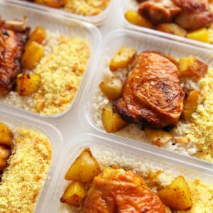 Frango de padaria (mín. 130g), batata rústica (50g), farofa de cenoura (70g), arroz (100g) – prato sem glúten