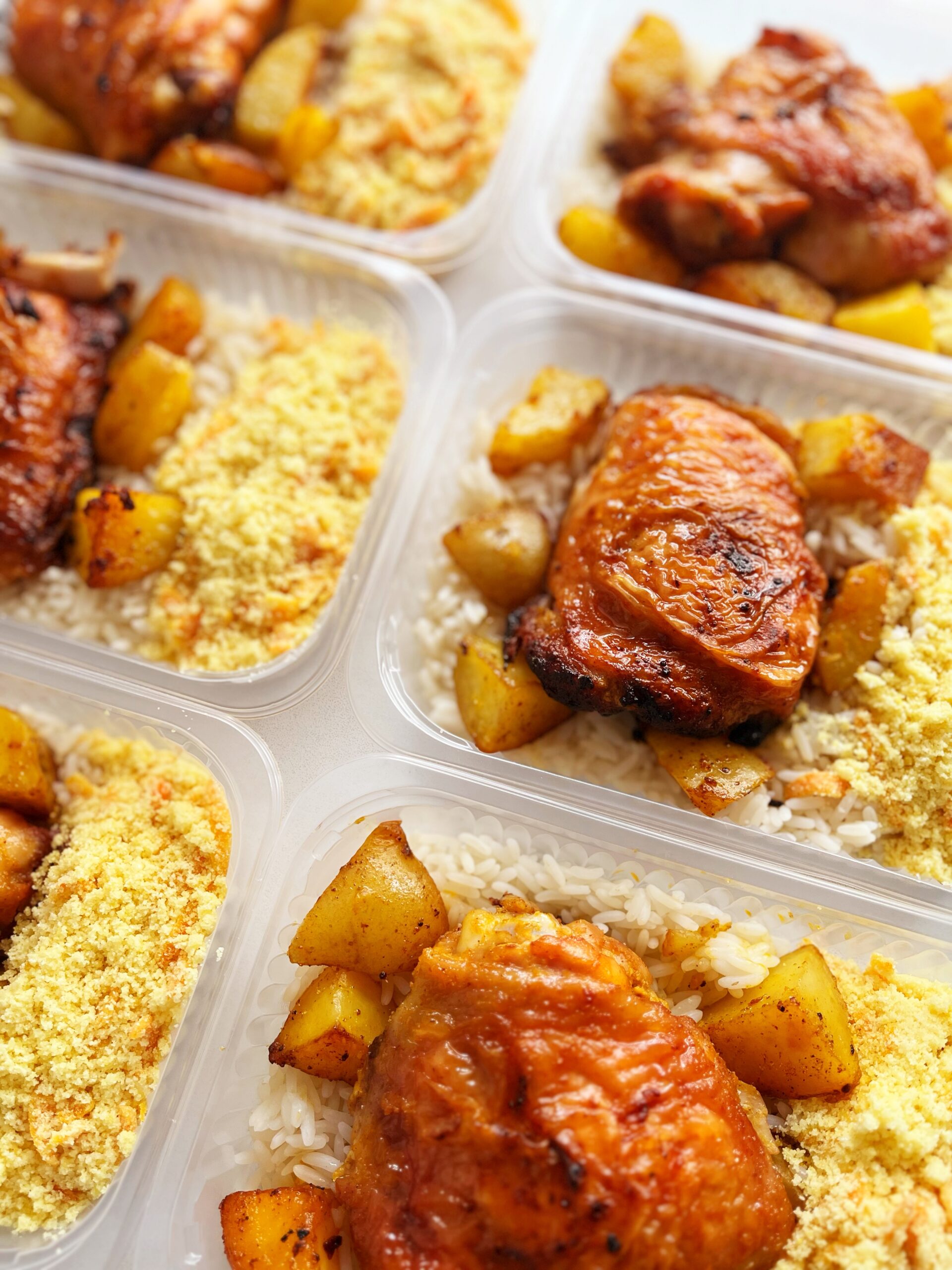 Frango de padaria (mín. 130g), batata rústica (50g), farofa de cenoura (70g), arroz (100g) - prato sem glúten