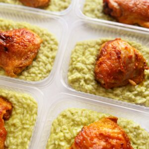 Sobrecoxa assada (mín. 130g), risoto cremoso ao pesto (220g) – prato sem glúten