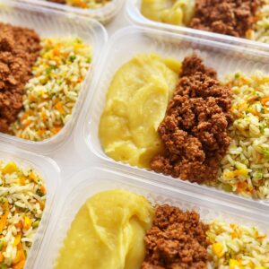 Carne moída (120g), purê de mandioquinha (150g), arroz colorido (80g) – prato sem glúten/lactose